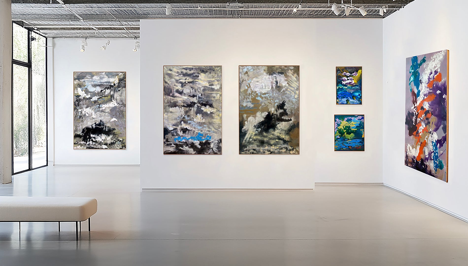 Accrochage de 6 oeuvres de l'artiste contemporain latino Gustavo Vejarano, représenté par la Galerie Vermeulen à Paris.