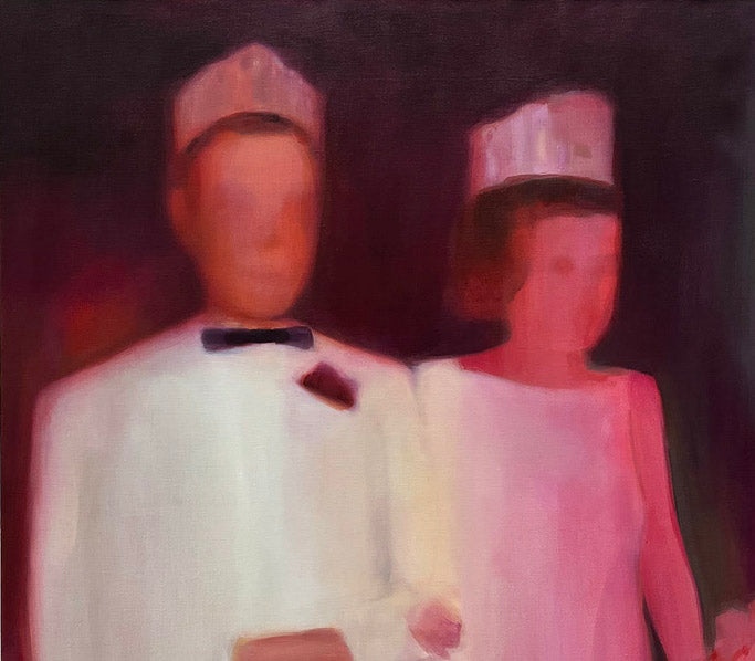 Partie supérieure de la peinture Royalty d’Emmet Kierans, huile sur lin représentant un couple de jeunes en tenue de bal couronnés “roi et reine du prom”, sur fond bordeaux, dans une composition frontale et symbolique.