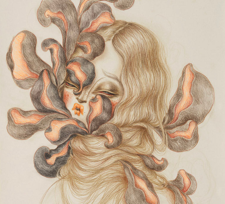 Dessin de Miss Van "Blooming Muse XI" représentant une femme blonde dont les cheveux sont enroulés autour du cou et d'où une plante s'échappe, grimpant sur son visage. Un dessin sur papier disponible à la vente à la galerie Vermeulen.