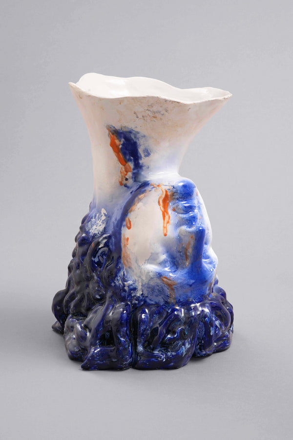 Vue de côté du vase céramique bleu cobalt et blanc de Gérald Schmite, modèle Hermès, réalisé sur commande via la galerie Vermeulen.