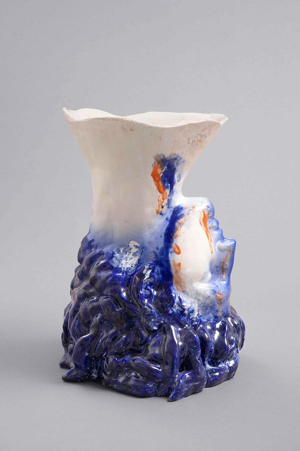 Vue de profil du vase céramique bleu cobalt et blanc de Gérald Schmite, modèle Hermès, réalisé sur commande via la galerie Vermeulen.