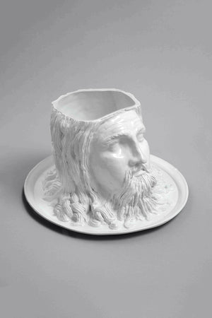 Vue de 3/4 de soupière Holopherne de Gérald Schmite, céramique baroque détournée en faïence émaillée blanche, sculpture mêlant histoire et design contemporain. Oeuvre présentée sans couvercle.