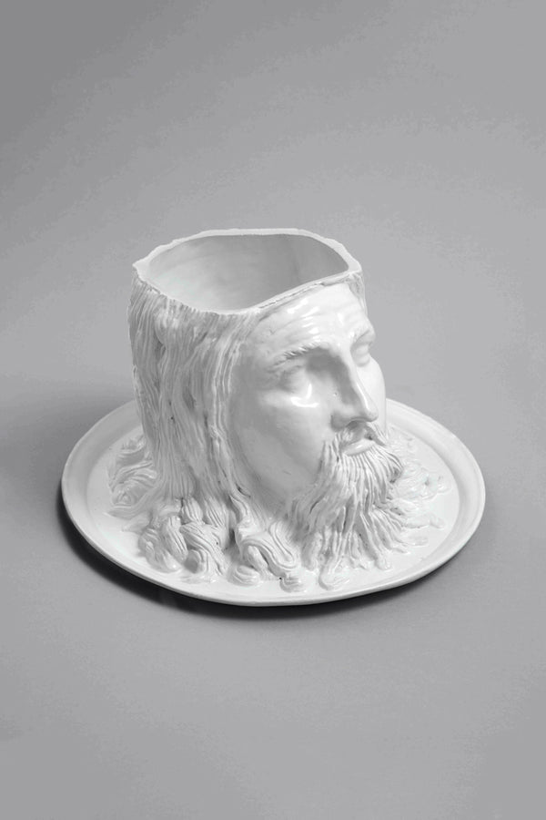 Vue de 3/4 de soupière Holopherne de Gérald Schmite, céramique baroque détournée en faïence émaillée blanche, sculpture mêlant histoire et design contemporain. Oeuvre présentée sans couvercle.