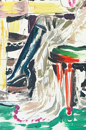 Détail d'une peinture de figuration contemporaine intitulée “Chez Davoli” de Liliane Phung. Des bottes en cuir de femme assise sur un tabouret. L’œuvre mêle codes esthétiques rétro et touche expressionniste, avec des rideaux rayés violets et verts, un tapis vert émeraude, et une lumière tamisée. L’artiste explore la construction de l’image de soi à travers un style figuratif vibrant et théâtral.