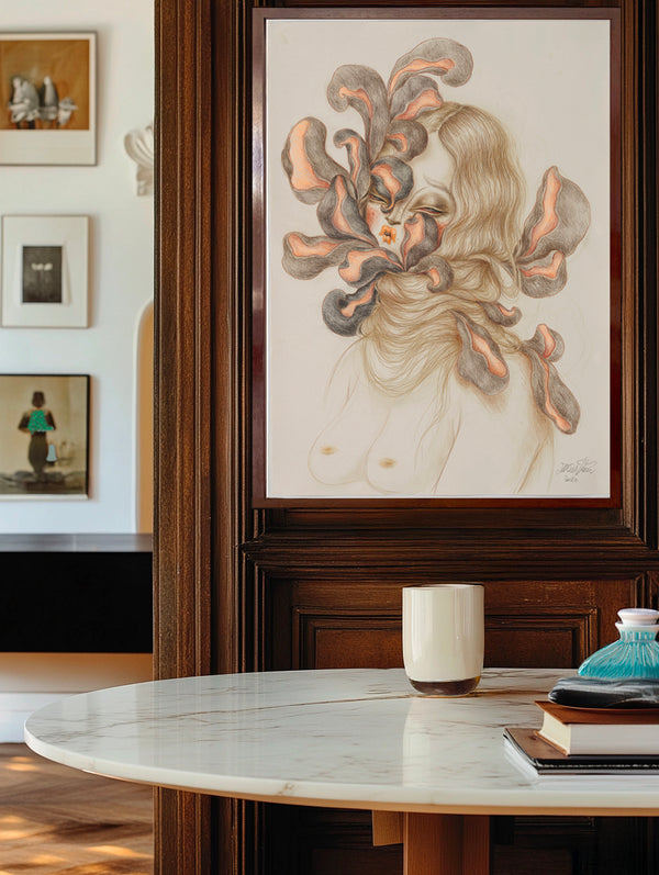 Dessin "Blooming Muse" de l'artiste contemporaine Miss Van, encadré et accroché au mur en bois dans appartement raffiné. L'oeuvre représente une femme nue, les cheveux enroulés autour du cou et ornés de tentacules organiques. Une oeuvre en vente à la Galerie Vermeulen.