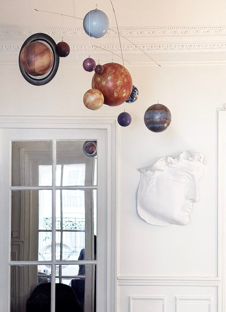 Mobile suspendu représentant un système planétaire dans l'appartement haussmannien parisien d'une collectionneuse d'art de la galerie Vermeulen à Paris.