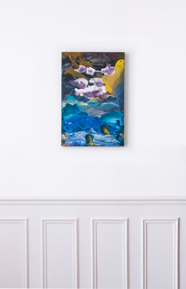Accrochage dans un appartement parisien de la peinture abstraite 'Ocaso Paris 3' de Gustavo Vejarano aux textures organique et couleurs vibrantes – violet, bleu, or – proposée par la Galerie Vermeulen, art contemporain aux résonances poétiques, océaniques et chromatiques.