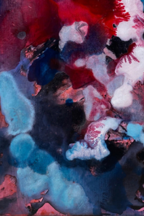 Détail de l'Œuvre abstraite de l'artiste colombien Gustavo Vejarano, peinture à l’huile et acrylique aux nuances rouges, bleues et blanches, exposée par la Galerie Vermeulen – petit format, art contemporain en vente en ligne.