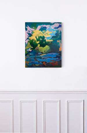 Accrochage de l’œuvre Ocaso de Gustavo Vejarano – peinture abstraite aux formes fluides et aux couleurs vives et pastel, entre ciel bleu, rose, nuées jaunes et profondeurs vertes – présentée par la Galerie Vermeulen