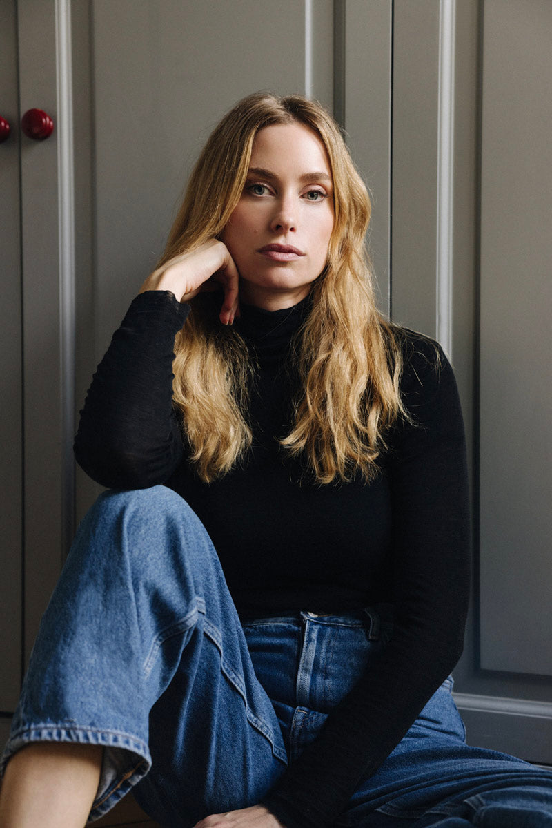 Portrait de la galeriste Pauline Marie-Vermeulen, fondatrice de la Galerie Vermeulen, basée à Paris.