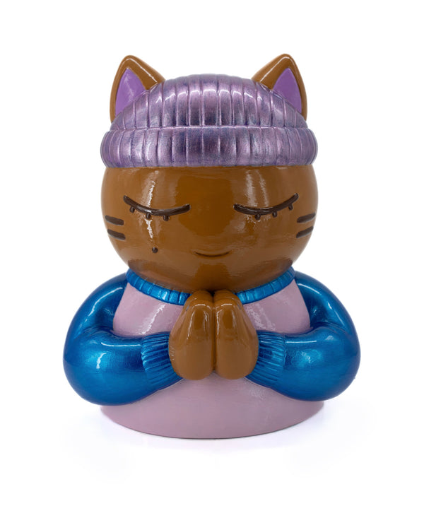 Sculpture "Justice" par CHANOIR – Œuvre originale. Figurine de chat méditatif aux yeux clos, portant un bonnet violet, un pull rose et bleu métallisé, peinte à la main. 