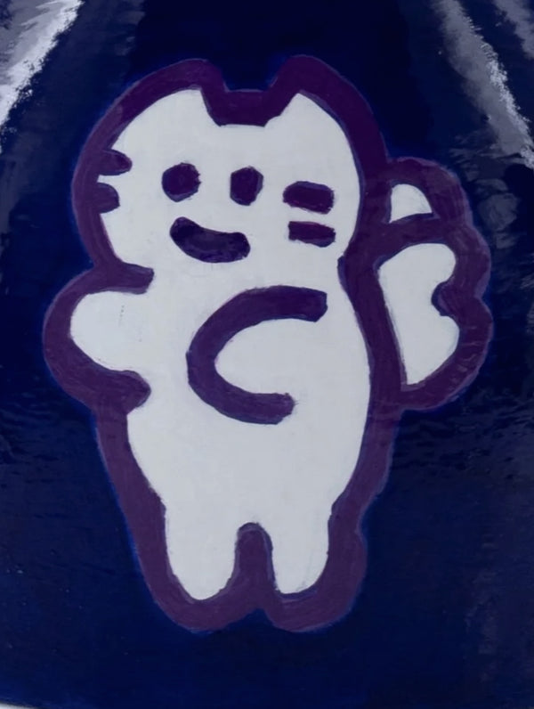 Charité (2025) - Vue arrière d’une sculpture contemporaine signée ChatNoir. Ce dos stylisé d’un chat espiègle, en teintes vibrantes de blanc et violet, incarne l’univers pop et graphique emblématique de l’artiste. Une pièce unique et collector pour les amateurs d’art contemporain et de design. Disponible à l’achat sur Galerie Vermeulen.