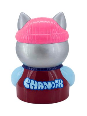 Vue arrière de la sculpture "Espérance" par CHANOIR – œuvre originale. Pièce unique peinte à la main, représentant un chat argenté coiffé d’un bonnet rose, avec l’inscription "CHANOIR" en lettrage graffiti sur un maillot bordeaux. Une fusion entre street art et sculpture contemporaine.