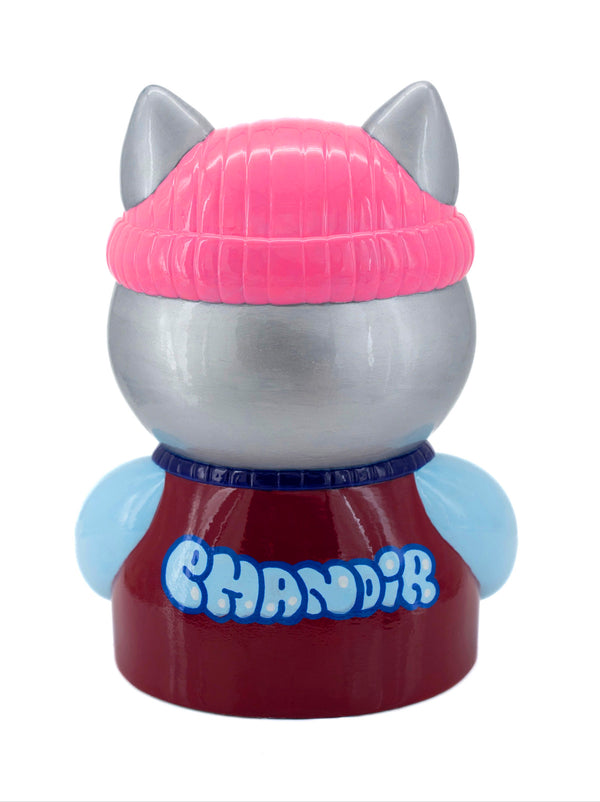 Vue arrière de la sculpture "Espérance" par CHANOIR – œuvre originale. Pièce unique peinte à la main, représentant un chat argenté coiffé d’un bonnet rose, avec l’inscription "CHANOIR" en lettrage graffiti sur un maillot bordeaux. Une fusion entre street art et sculpture contemporaine.