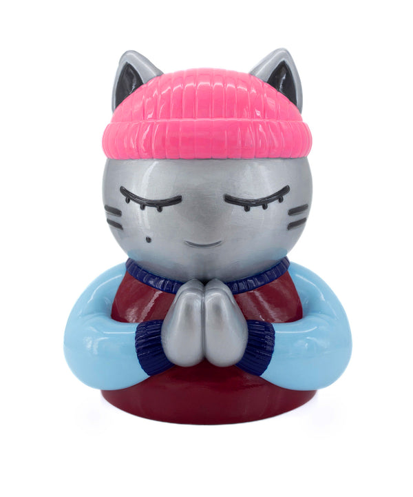 Sculpture collector unique “Espérance” par CHANOIR. Une seule pièce existante, peinte à la main. Chat méditatif aux yeux clos, bonnet rose et pull bordeaux et bleu ciel, fusionnant street art et art contemporain.