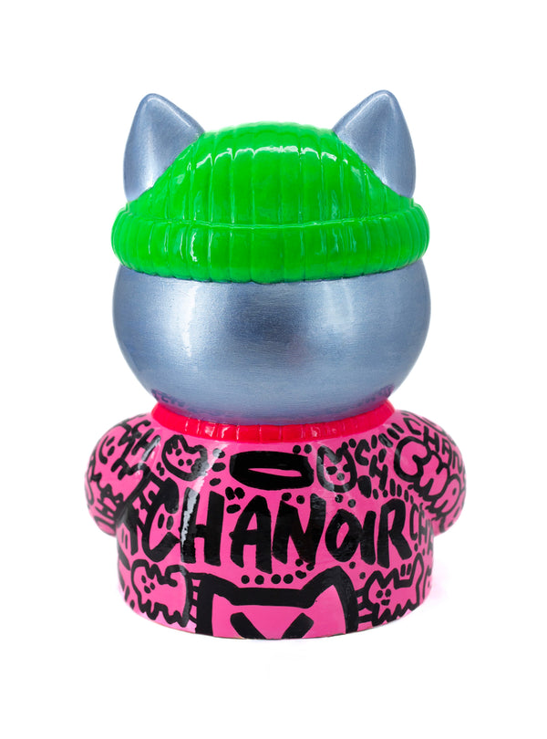 Vue de dos de l'épreuve d’artiste de CHANOIR – Sculpture unique peinte à la main. Chat bleu argenté coiffé d’un bonnet vert vif et vêtu d’un t-shirt rose à motifs graffiti noirs. Pièce exclusive fusionnant street art et art contemporain.