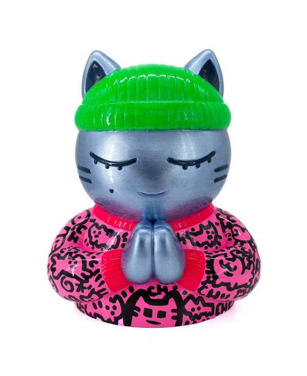 Épreuve d’artiste de CHANOIR – Sculpture unique peinte à la main. Chat bleu métallisé coiffé d’un bonnet vert fluo et vêtu d’un t-shirt rose à motifs graffiti noirs. Pièce exclusive fusionnant street-art et sculpture contemporaine.