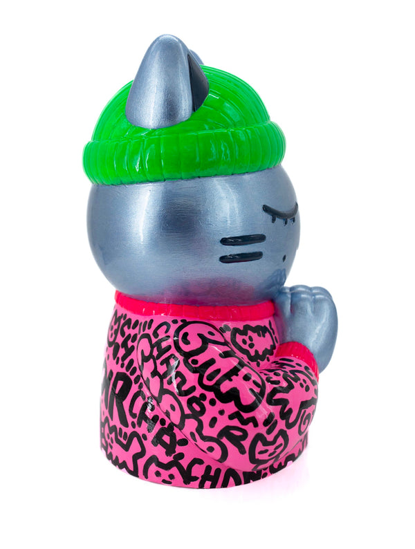 Vue latérale droite de l'épreuve d’artiste de CHANOIR – Sculpture unique peinte à la main. Chat bleu métallisé coiffé d’un bonnet vert fluo et vêtu d’un maillot rose à motifs graffiti noirs. Pièce rare exclusive fusionnant street art et sculpture contemporaine.