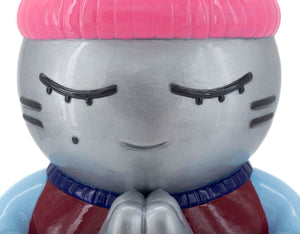 Gros plan sur la sculpture "Espérance" par CHANOIR – œuvre originale. Détail du visage argenté aux yeux clos, bonnet rose et mains jointes en prière. Pièce unique peinte à la main, fusion de street art et de sculpture contemporaine.