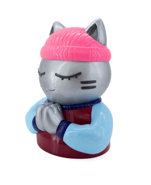 Vue trois-quarts de la sculpture "Espérance" par CHANOIR – œuvre originale. Chat argenté aux yeux clos, coiffé d’un bonnet rose fluo et vêtu d’un maillot bordeaux avec manches bleu clair. Pièce unique peinte à la main, fusion de street art et de sculpture contemporaine.