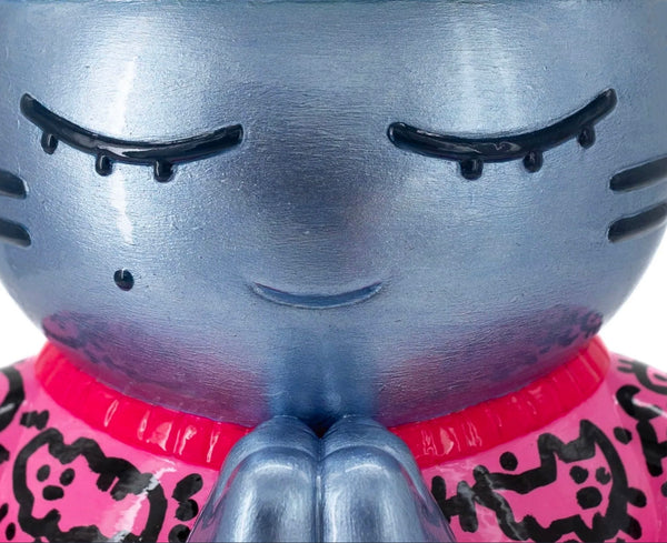 Détail de la tête de la sculpture CHANOIR, un chat aux yeux clos, vêtu d’un maillot rose orné de graffitis noirs typique de l'artiste. Pièce unique peinte à la main, fusion de street art et sculpture contemporaine.