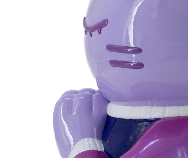Charité (2025) - Gros plan de la sculpture emblématique de CHANOIR. Cette œuvre contemporaine en résine violette capture l’émotion à travers une expression délicate et minimaliste. Détail du visage aux lignes épurées et des mains jointes, symbole de contemplation et de douceur. Une pièce unique pour collectionneurs et amateurs d’art pop. Disponible en exclusivité sur Galerie Vermeulen.