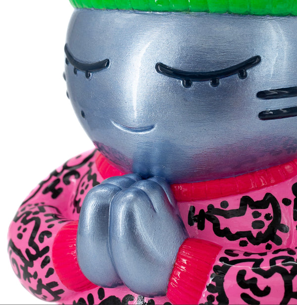 Détail de la sculpture CHANOIR, un chat méditatif, aux yeux clos, vêtu d’un maillot rose orné de graffitis noirs typique de l'artiste. Pièce unique peinte à la main, fusion de street art et sculpture contemporaine.
