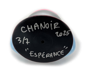 Signature de CHANOIR sous la sculpture unique ‘Espérance’, réalisée en 2025. L’inscription manuscrite atteste de l’authenticité de cette œuvre originale en résine peinte à la main, incarnant l’univers street art et contemporain de l’artiste.