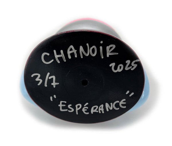 Signature de CHANOIR sous la sculpture unique ‘Espérance’, réalisée en 2025. L’inscription manuscrite atteste de l’authenticité de cette œuvre originale en résine peinte à la main, incarnant l’univers street art et contemporain de l’artiste.