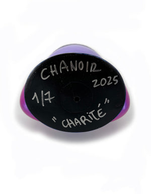 Signature de CHANOIR sous la sculpture ‘Charité’, oeuvre originale numérotée 1/7, réalisée en 2025. L’inscription manuscrite atteste de l’authenticité de l’œuvre, une sculpture en résine peinte à la main, fusionnant street art et design contemporain.