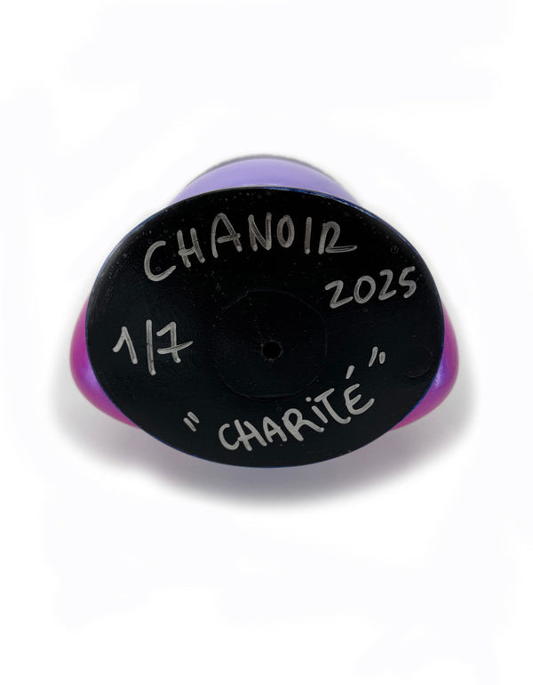 Signature de CHANOIR sous la sculpture ‘Charité’, oeuvre originale numérotée 1/7, réalisée en 2025. L’inscription manuscrite atteste de l’authenticité de l’œuvre, une sculpture en résine peinte à la main, fusionnant street art et design contemporain.