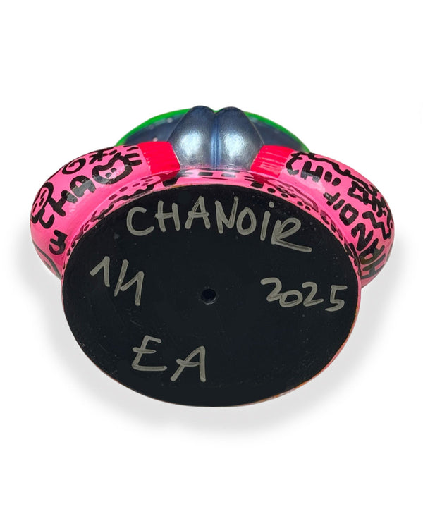 Signature de CHANOIR sous son épreuve d'artiste, une sculpture, oeuvre originale et rare, numérotée 1/1, réalisée en 2025. L’inscription manuscrite atteste de l’authenticité de l’œuvre, une sculpture en résine peinte à la main, fusionnant street art et design contemporain.