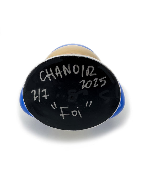 Signature de CHANOIR sous la sculpture ‘Foi’, oeuvre originale numérotée 2/7, réalisée en 2025. L’inscription manuscrite atteste de l’authenticité de l’œuvre, une sculpture en résine peinte à la main, fusionnant street art et design contemporain.