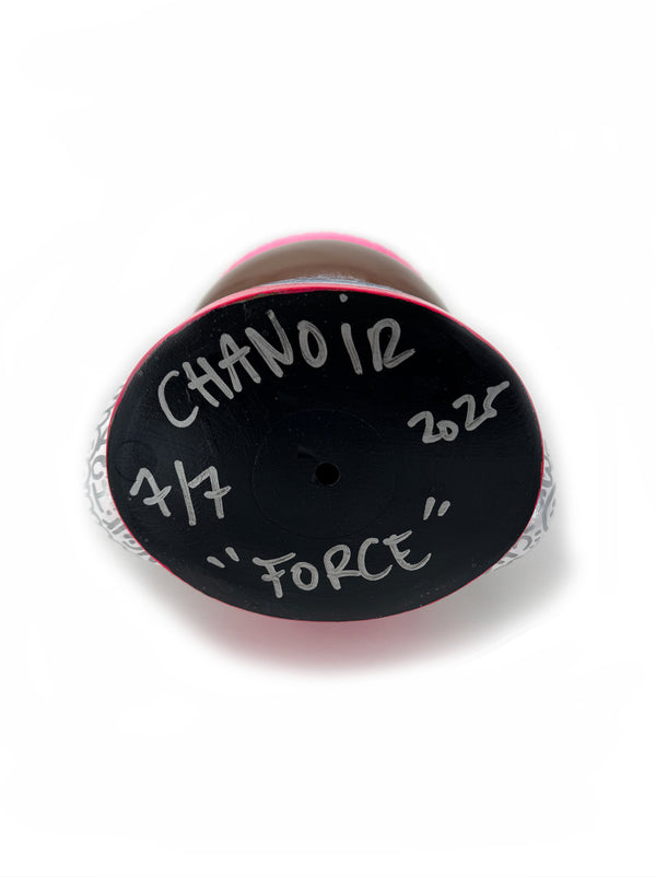 Signature de CHANOIR sous la sculpture unique ‘Force’, réalisée en 2025. Inscription manuscrite confirmant l’authenticité de cette œuvre originale en résine peinte à la main, fusionnant l’univers du street art et de la sculpture contemporaine.