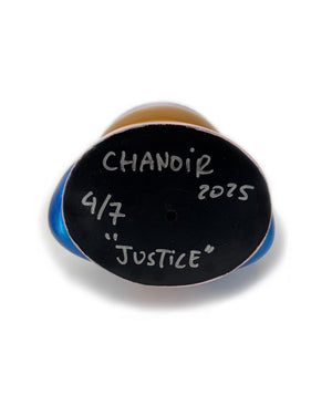 Signature de CHANOIR sous la sculpture unique ‘Justice’, réalisée en 2025. Inscription manuscrite attestant de l’authenticité de cette œuvre originale en résine peinte à la main, alliant street art et sculpture contemporaine.
