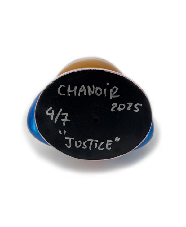 Signature de CHANOIR sous la sculpture unique ‘Justice’, réalisée en 2025. Inscription manuscrite attestant de l’authenticité de cette œuvre originale en résine peinte à la main, alliant street art et sculpture contemporaine.