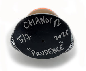 Signature de CHANOIR sous la sculpture unique ‘Prudence’, réalisée en 2025. Inscription manuscrite confirmant l’authenticité de cette œuvre originale en résine peinte à la main, alliant street art et sculpture contemporaine.