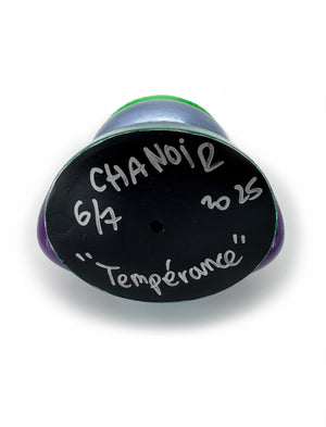 Signature de CHANOIR sous la sculpture unique ‘Tempérance’, créée en 2025. Inscription manuscrite attestant de l’authenticité de cette œuvre originale en résine peinte à la main, fusionnant street art et sculpture contemporaine.