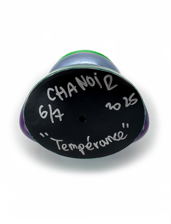 Signature de CHANOIR sous la sculpture unique ‘Tempérance’, créée en 2025. Inscription manuscrite attestant de l’authenticité de cette œuvre originale en résine peinte à la main, fusionnant street art et sculpture contemporaine.