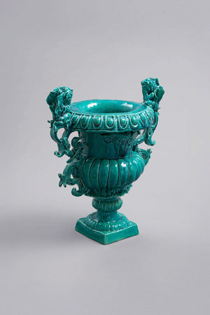 Vue de 3/4 du vase Ottaviano de Gérald Schmite, œuvre en céramique monumentale bleu turquoise, design contemporain inspiré de l’Antiquité.