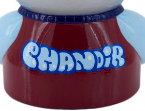 Espérance (2025) - Détail du dos de la sculpture contemporaine de Chanoir. Signature emblématique de l’artiste en lettrage graffiti bleu et blanc sur fond bordeaux. Un hommage au style street art et pop de Chanoir, fusionnant art urbain et sculpture. Œuvre exclusive disponible sur Galerie Vermeulen.