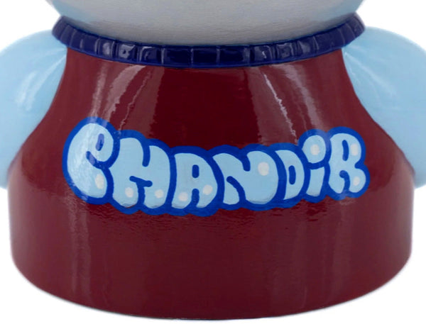 Espérance (2025) - Détail du dos de la sculpture contemporaine de Chanoir. Signature emblématique de l’artiste en lettrage graffiti bleu et blanc sur fond bordeaux. Un hommage au style street art et pop de Chanoir, fusionnant art urbain et sculpture. Œuvre exclusive disponible sur Galerie Vermeulen.