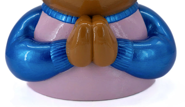 Détail des mains jointes de la sculpture "Justice" de CHANOIR, réalisée en 2025, une œuvre originale en résine peinte à la main, alliant street art et sculpture contemporaine.